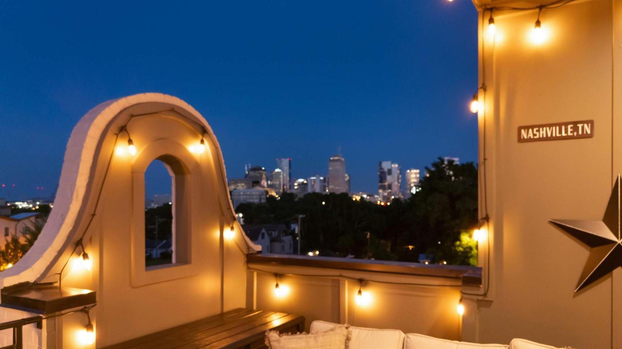 Holiday home 2 Homes! Broadway Views, Rooftops & Karaoke Nashville