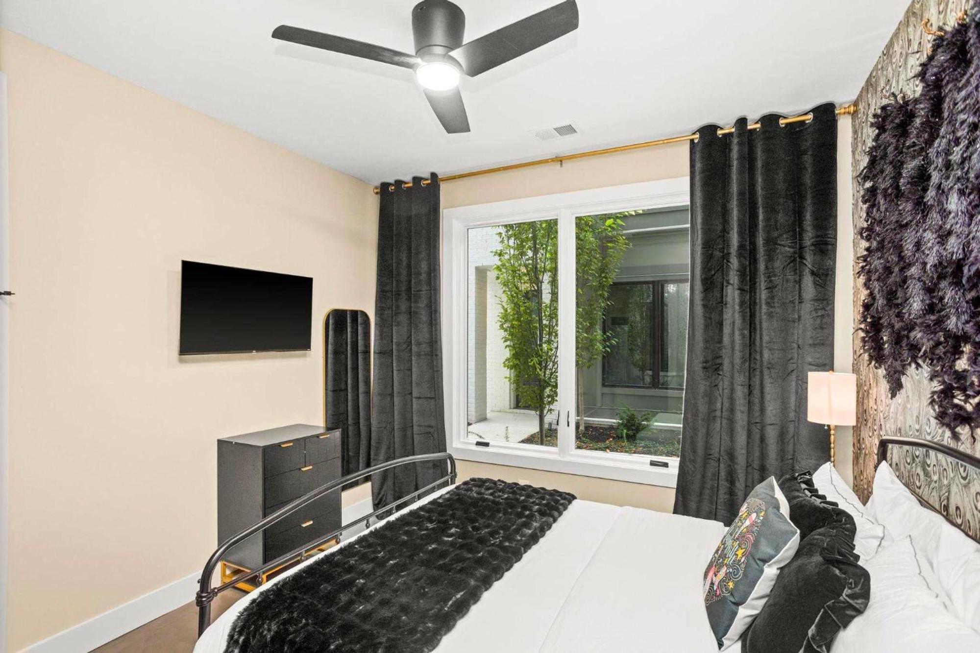 Holiday home 2 Homes! Broadway Views, Rooftops & Karaoke Nashville
