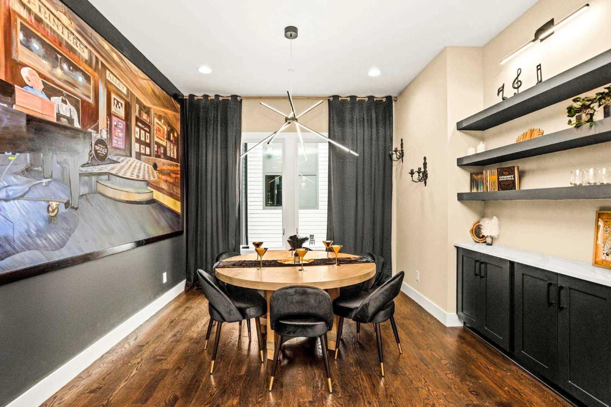 Holiday home 2 Homes! Broadway Views, Rooftops & Karaoke *