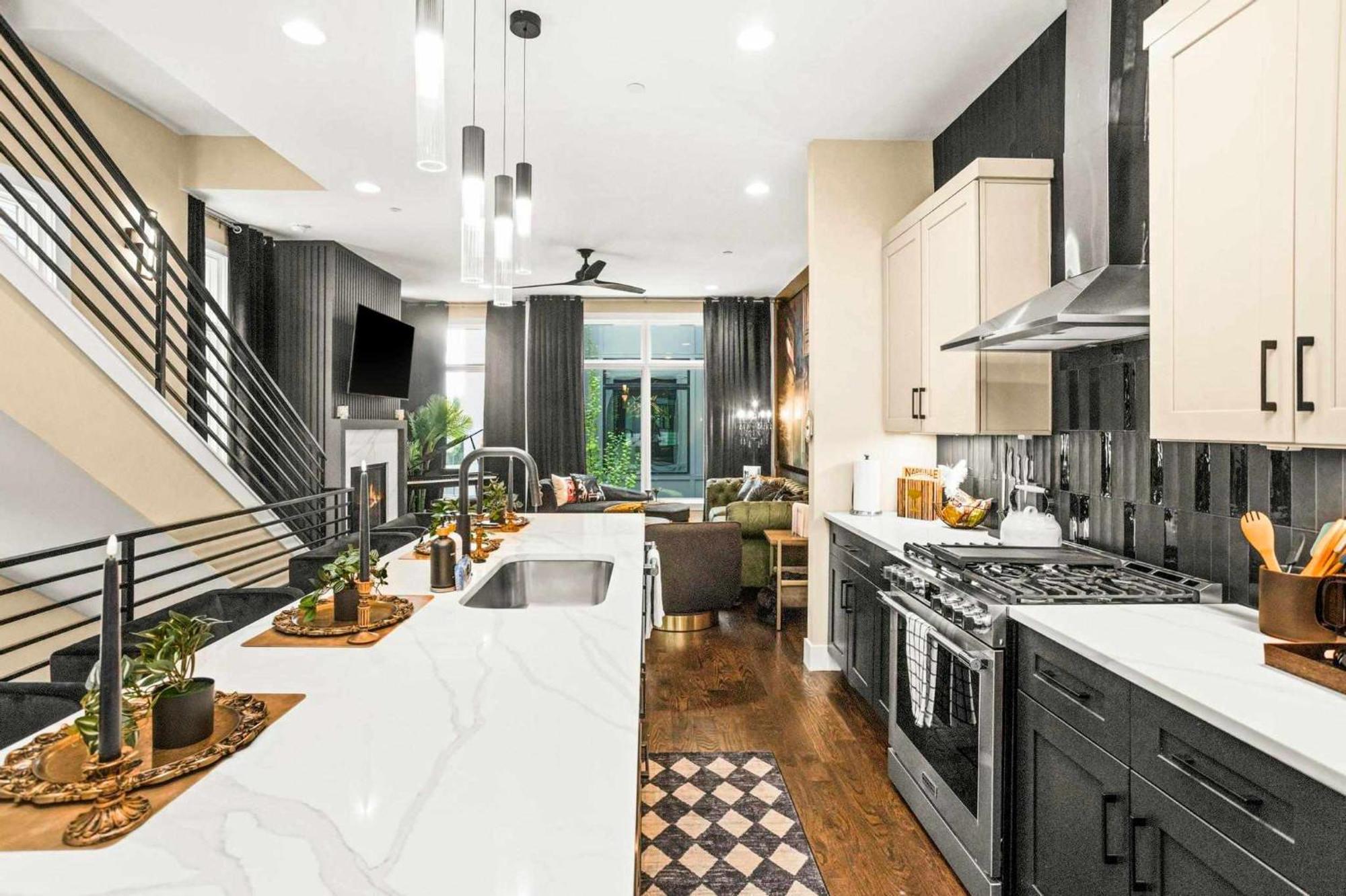 2 Homes! Broadway Views, Rooftops & Karaoke Holiday home *