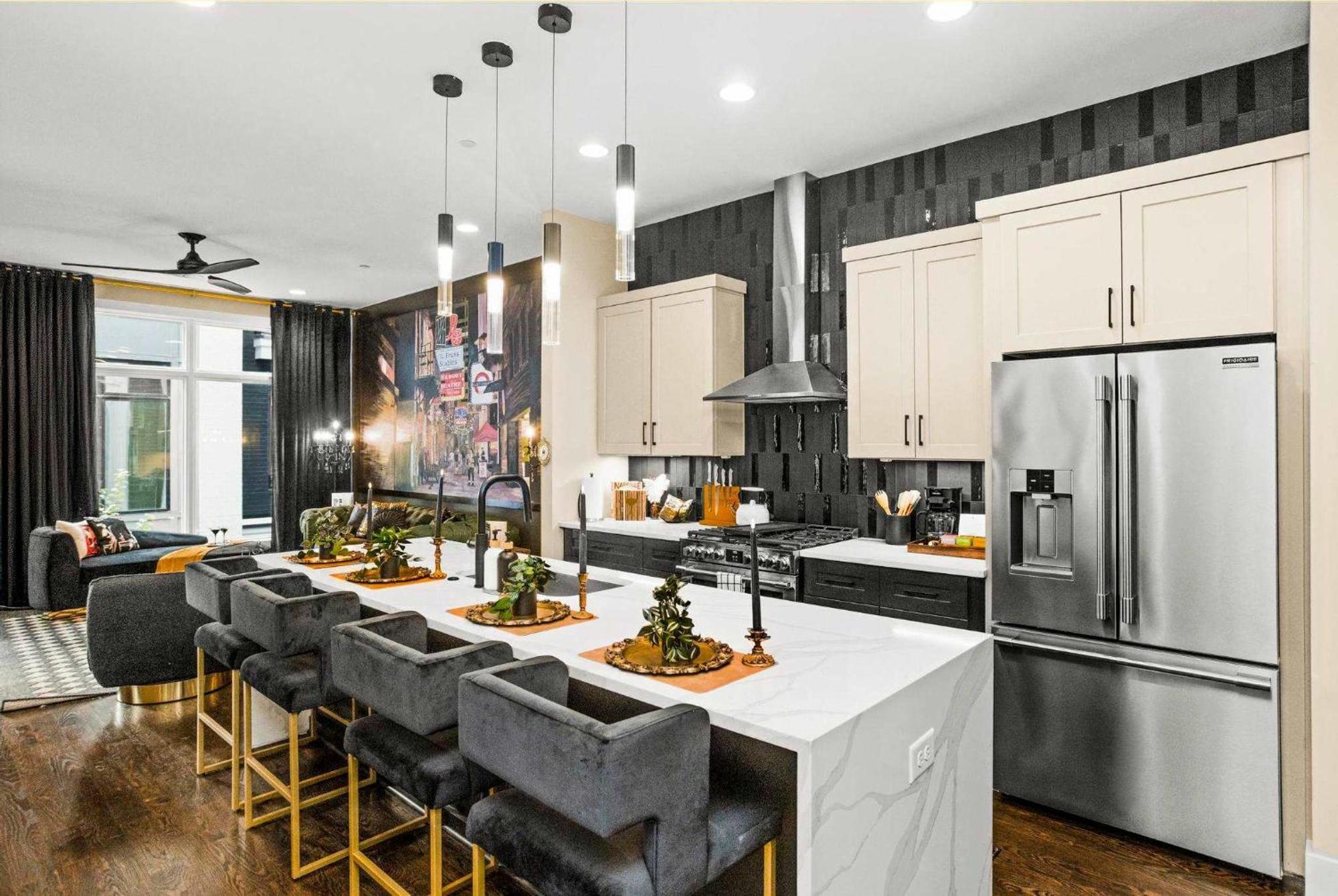 Holiday home 2 Homes! Broadway Views, Rooftops & Karaoke *
