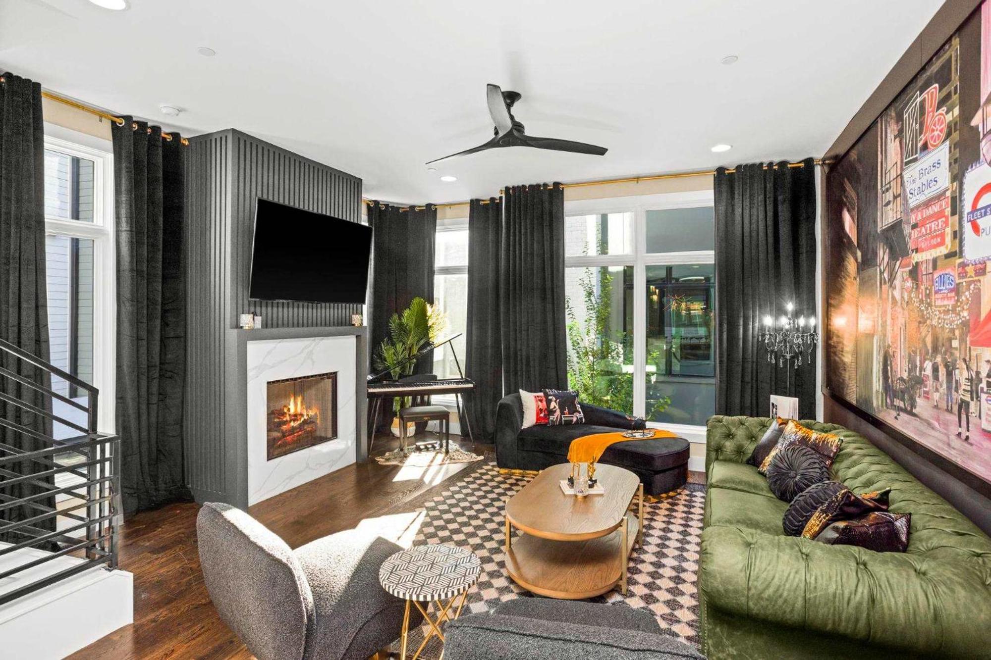 2 Homes! Broadway Views, Rooftops & Karaoke