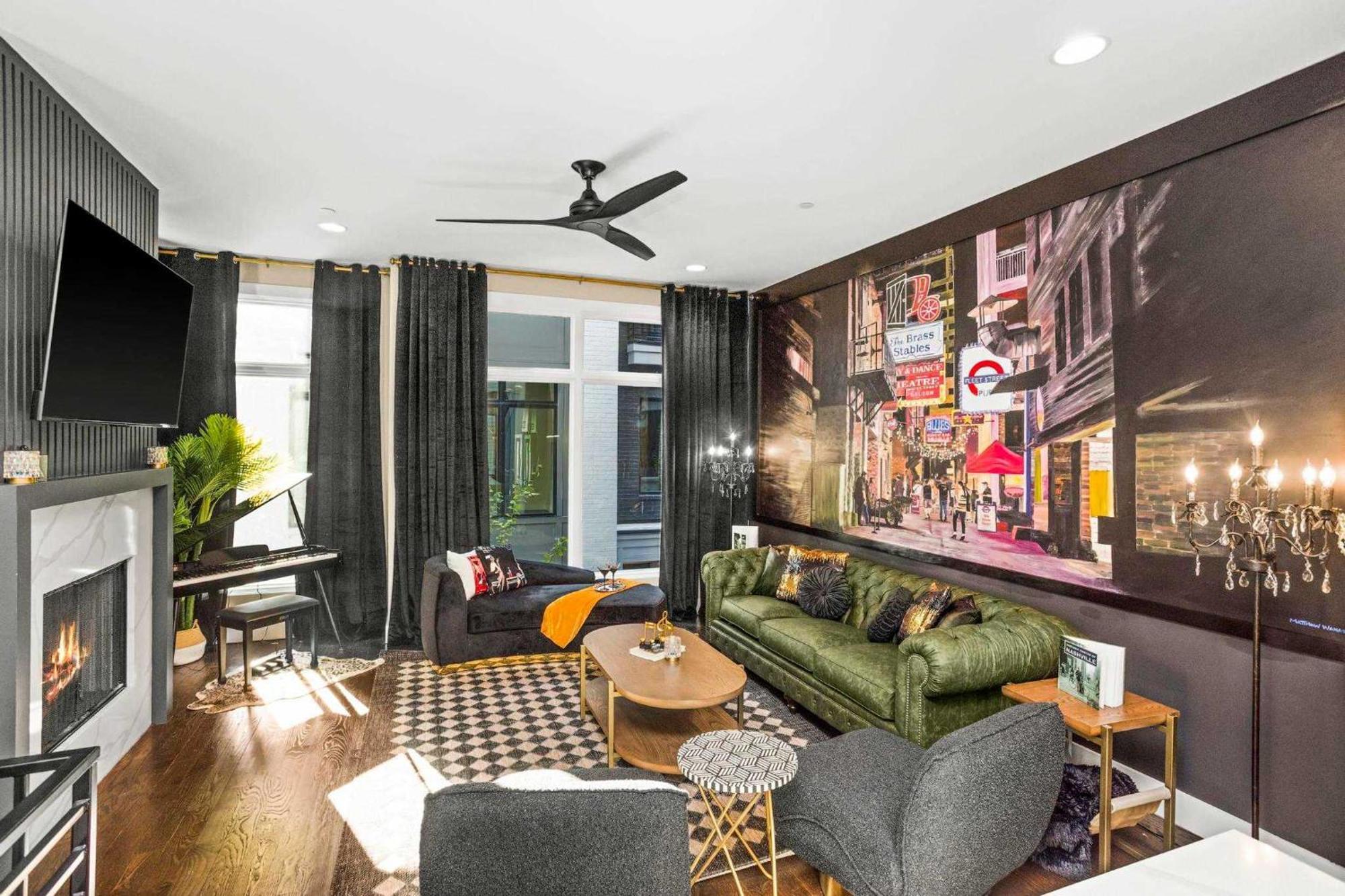 2 Homes! Broadway Views, Rooftops & Karaoke Holiday home