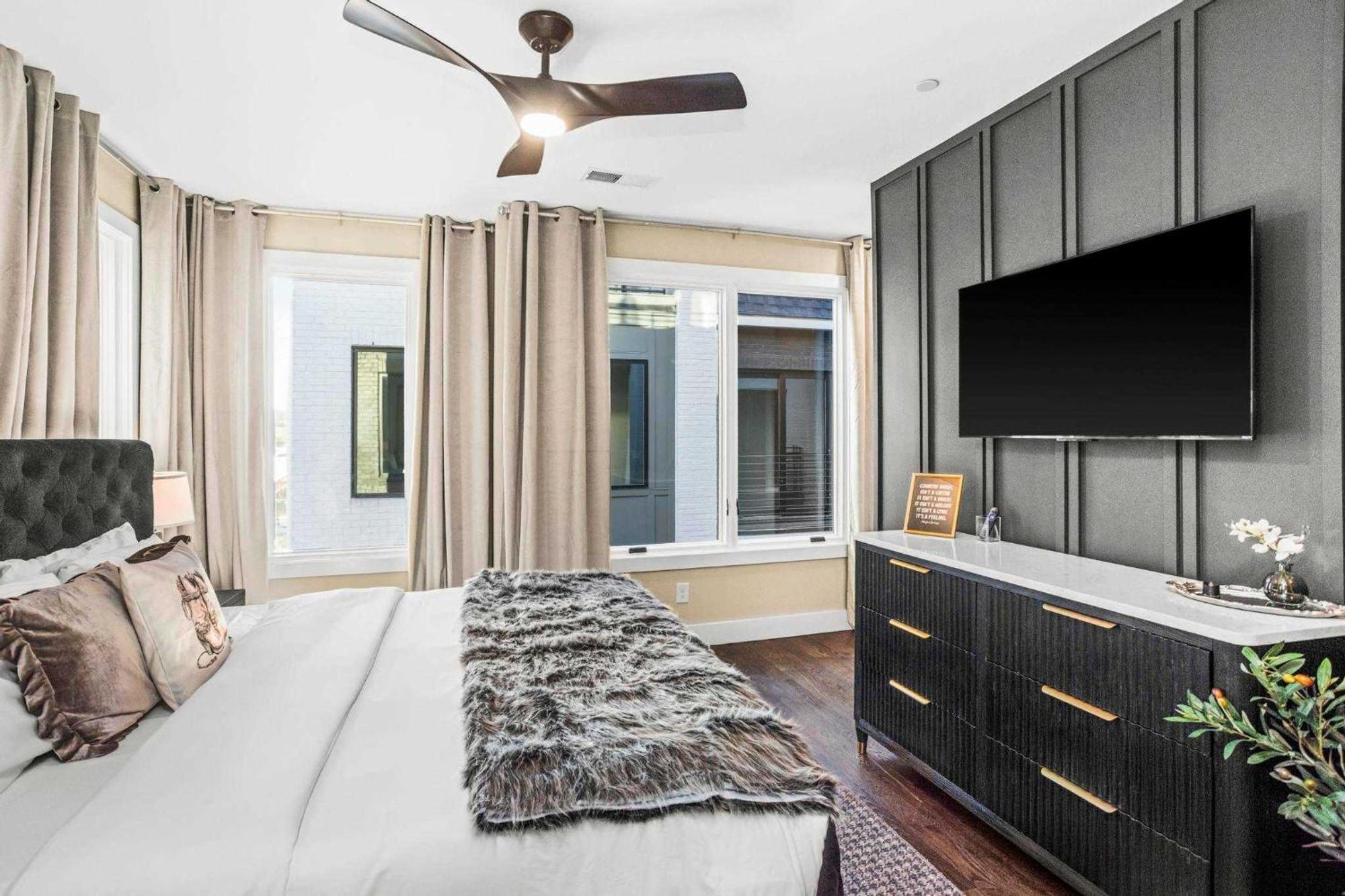 2 Homes! Broadway Views, Rooftops & Karaoke Holiday home *