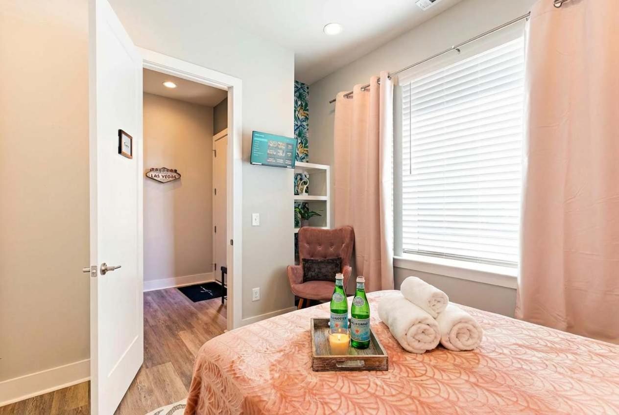 Private With Rooftop Game Near Downtown Holiday home