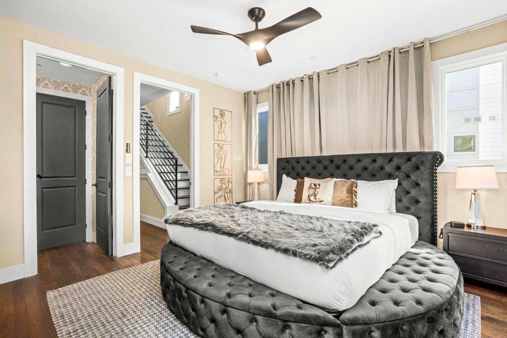 Holiday home 2 Homes! Broadway Views, Rooftops & Karaoke