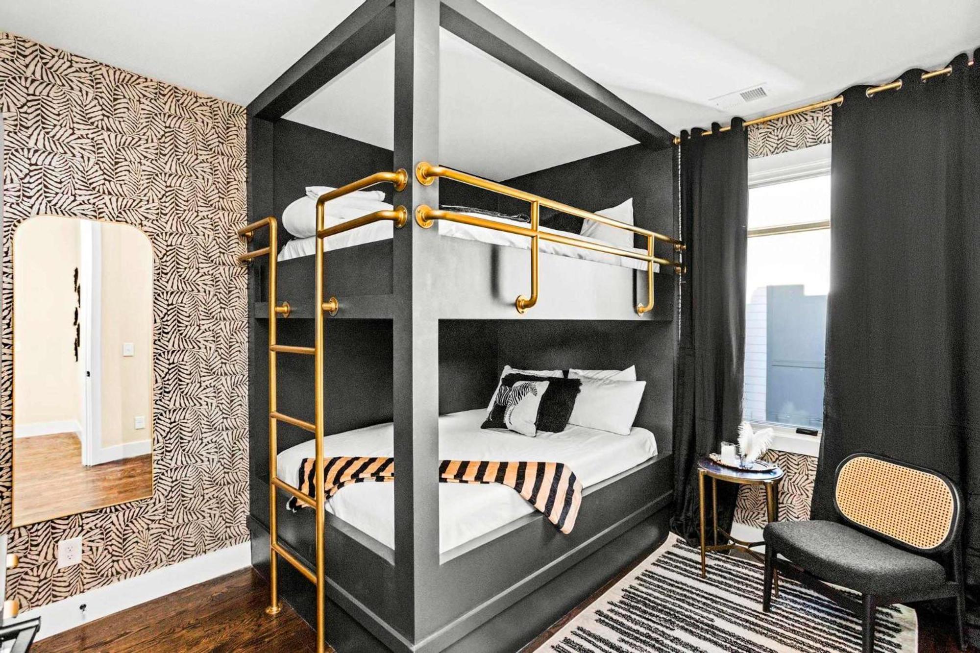 2 Homes! Broadway Views, Rooftops & Karaoke Holiday home *