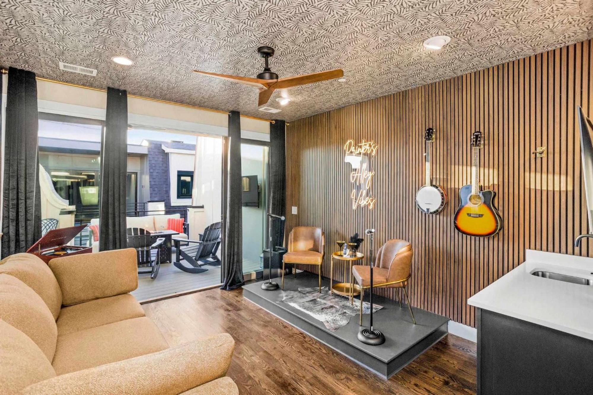 Holiday home 2 Homes! Broadway Views, Rooftops & Karaoke *