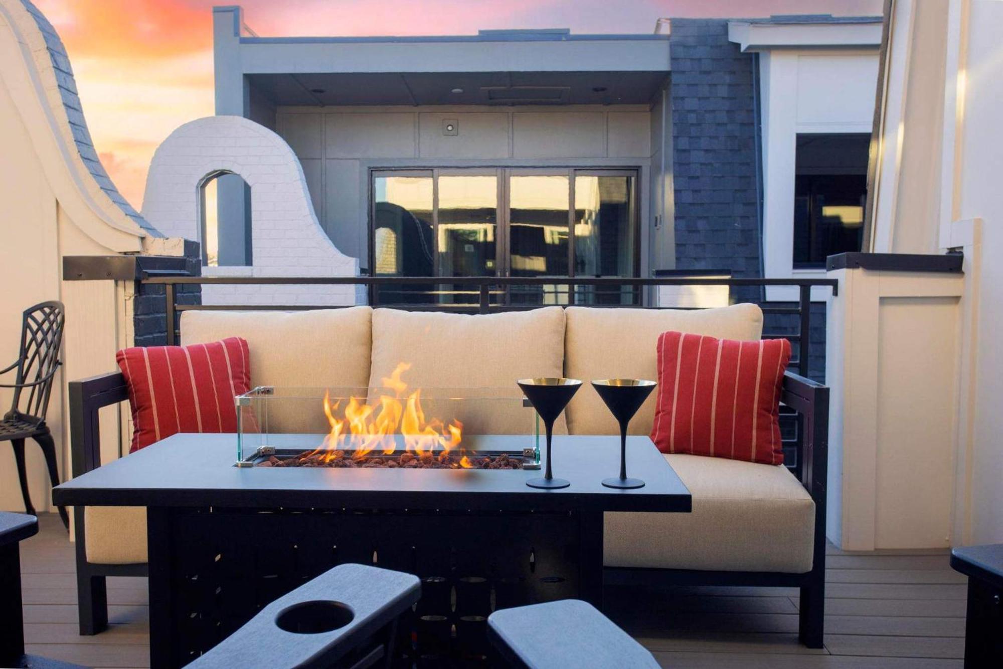 Holiday home 2 Homes! Broadway Views, Rooftops & Karaoke *