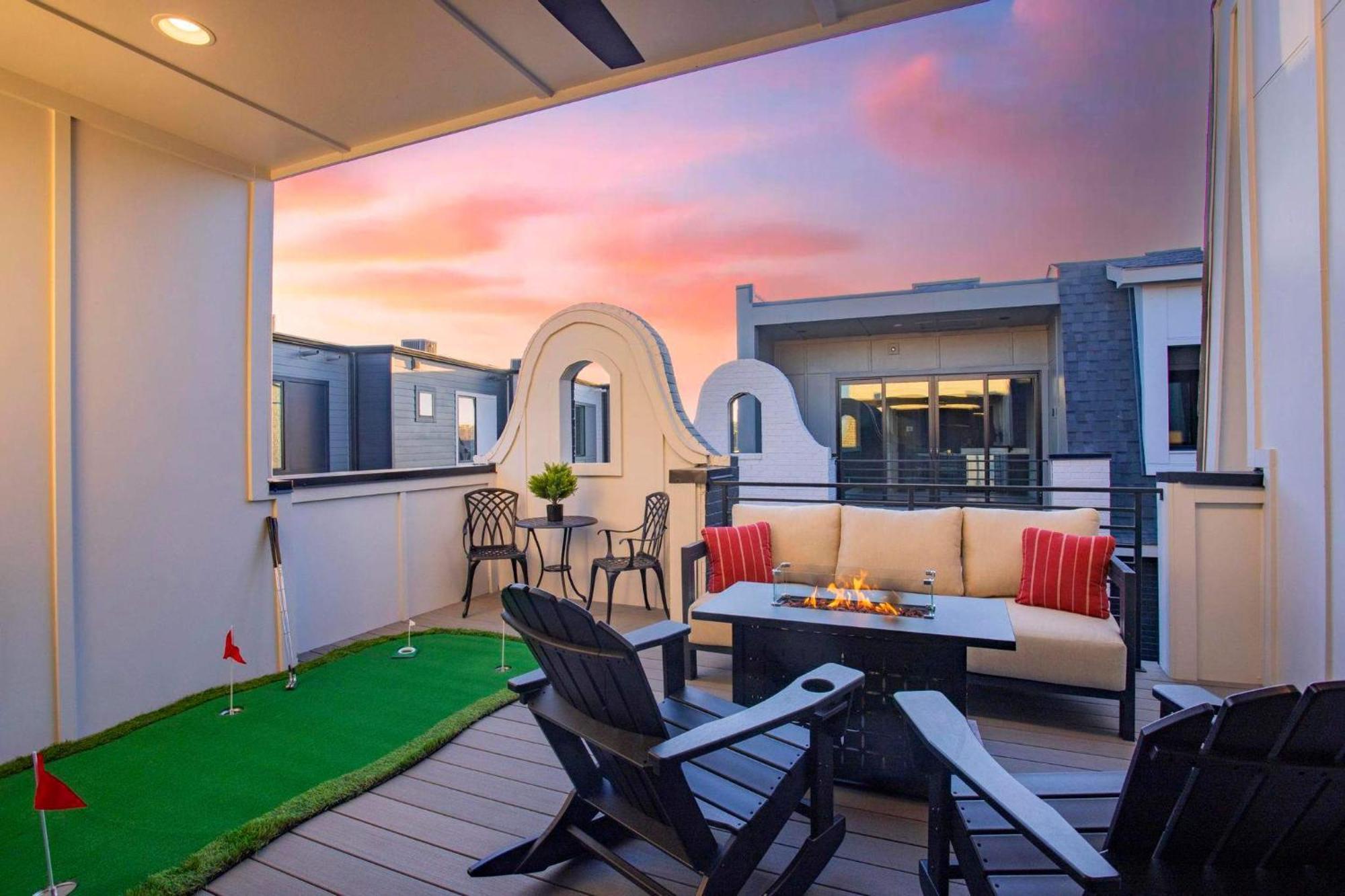 2 Homes! Broadway Views, Rooftops & Karaoke Holiday home Nashville