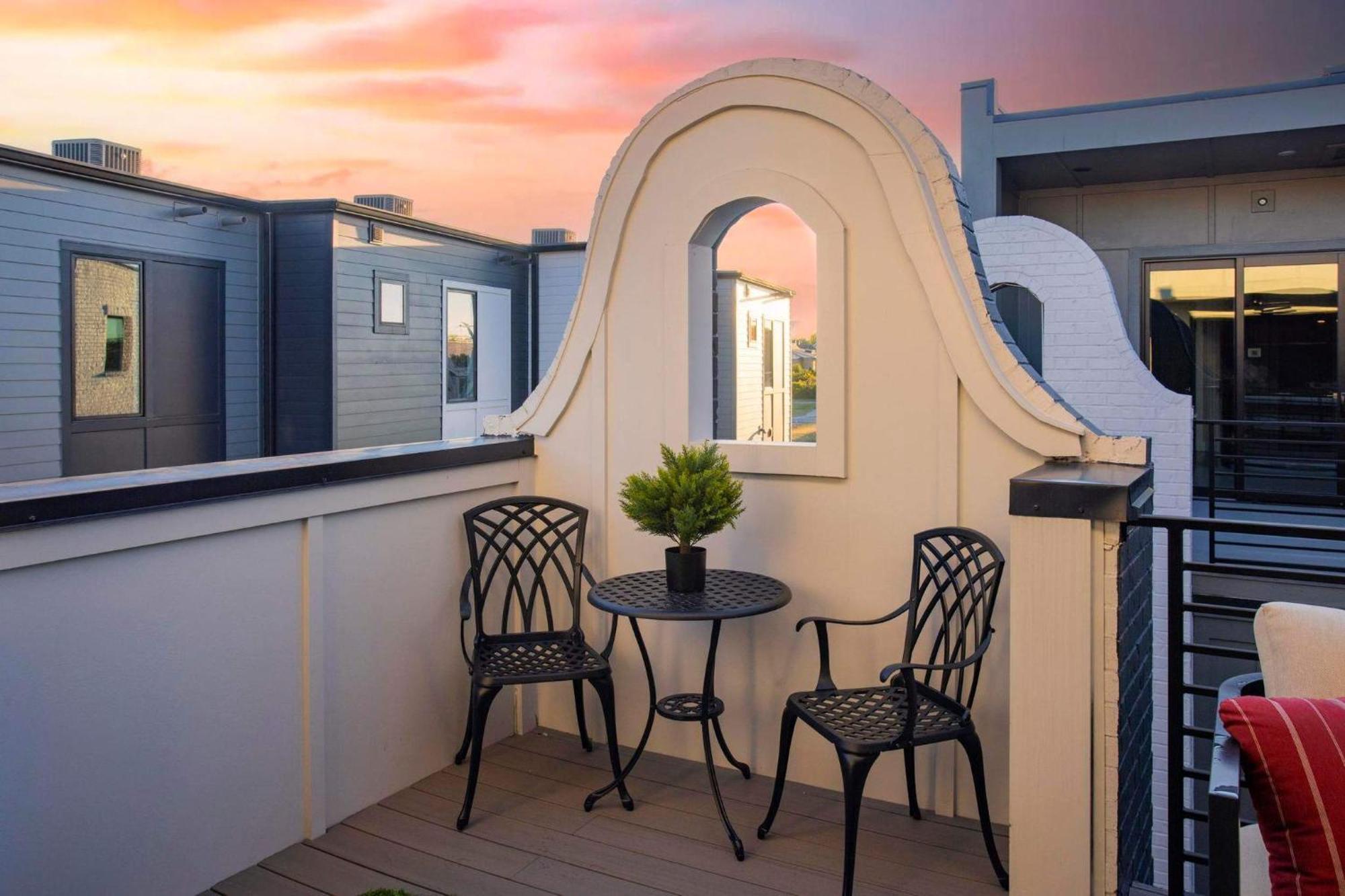 2 Homes! Broadway Views, Rooftops & Karaoke Holiday home *