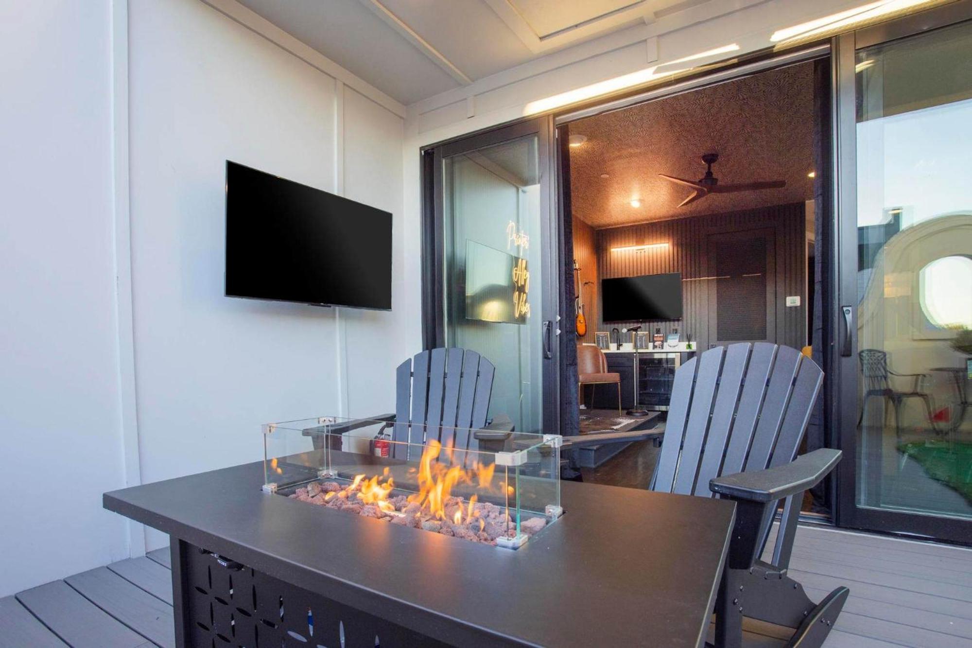 2 Homes! Broadway Views, Rooftops & Karaoke *