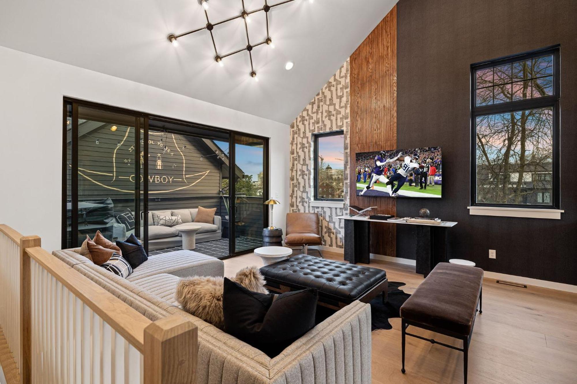 The Modern Cowboy - Hot Tub & Rooftop On Music Row *
