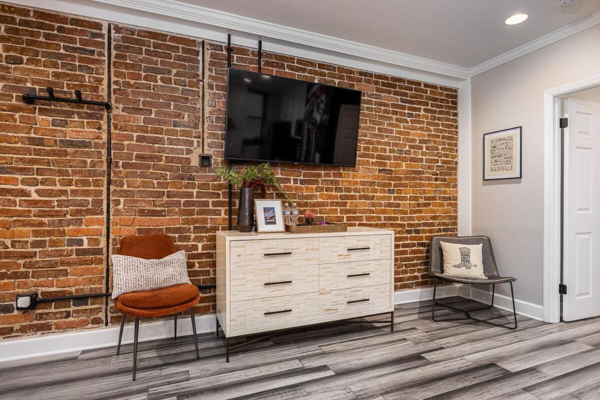 Music Memories Downtown - Parking Included Apartment *