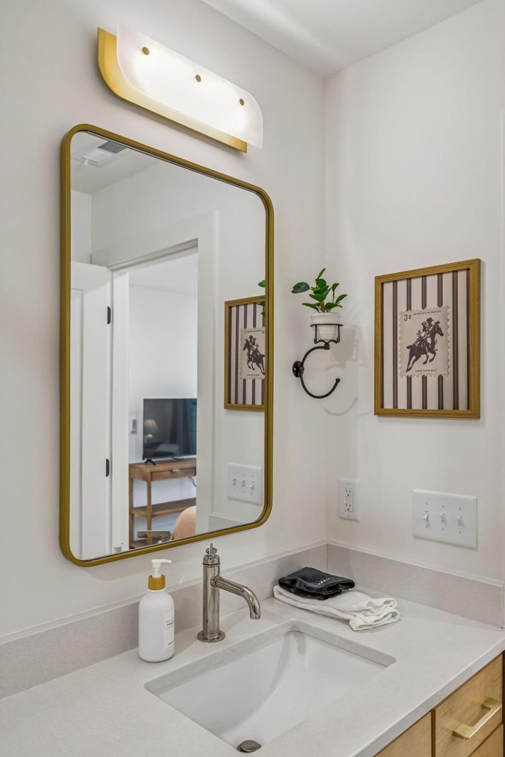 Modern Multi-level Retreat With Rooftop Hot Tub Apartment *