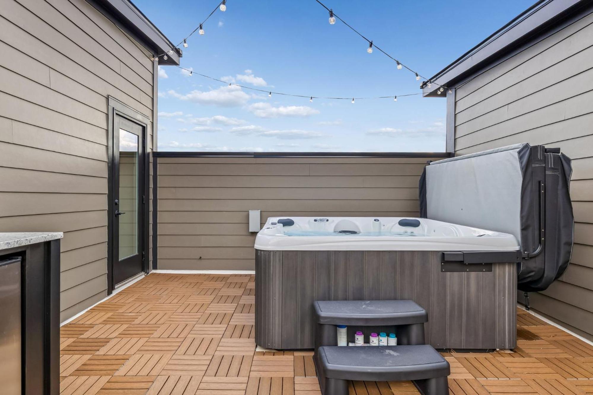 Modern Multi-level Retreat With Rooftop Hot Tub *