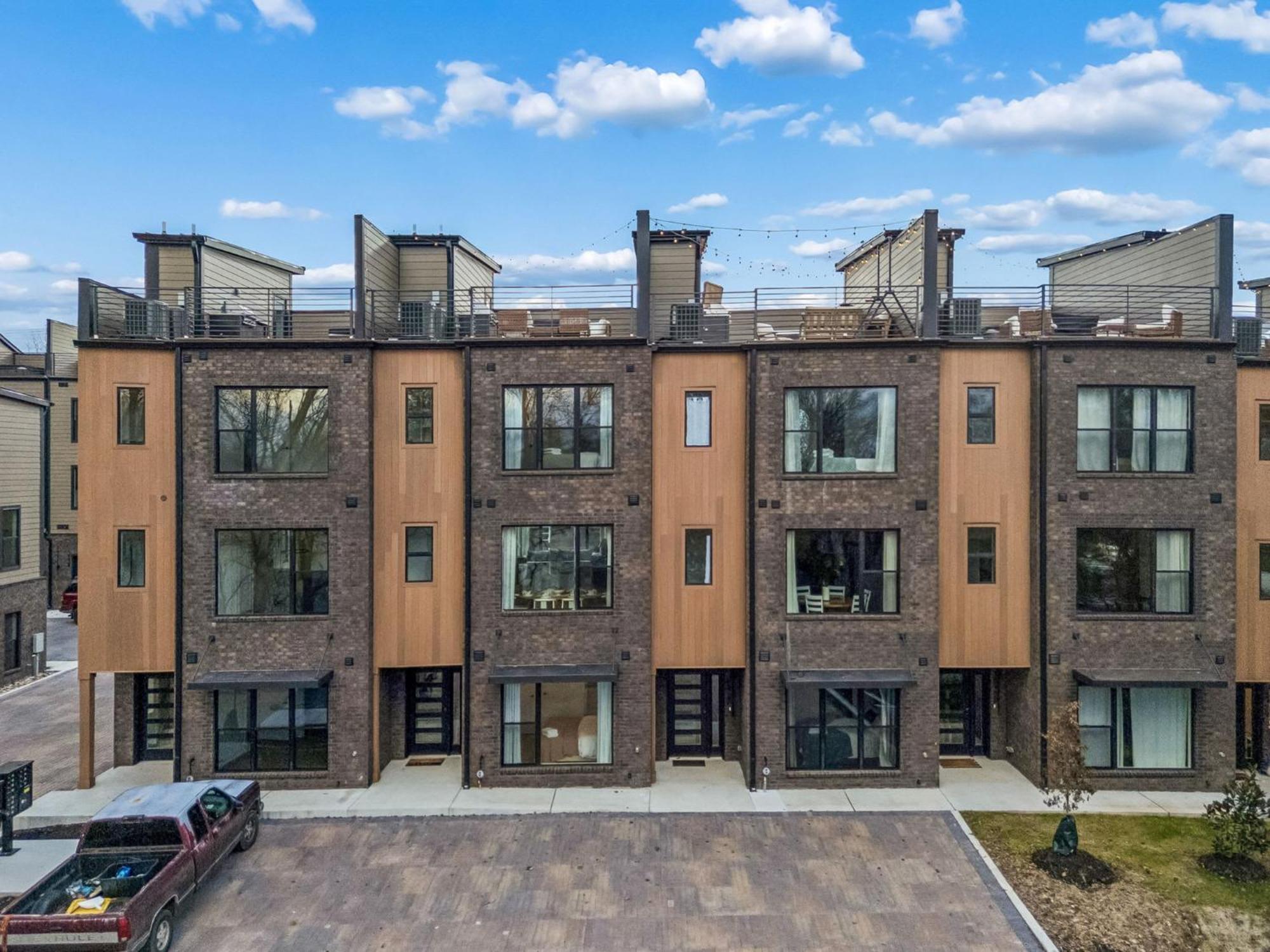 Modern Multi-level Retreat With Rooftop Hot Tub Apartment *