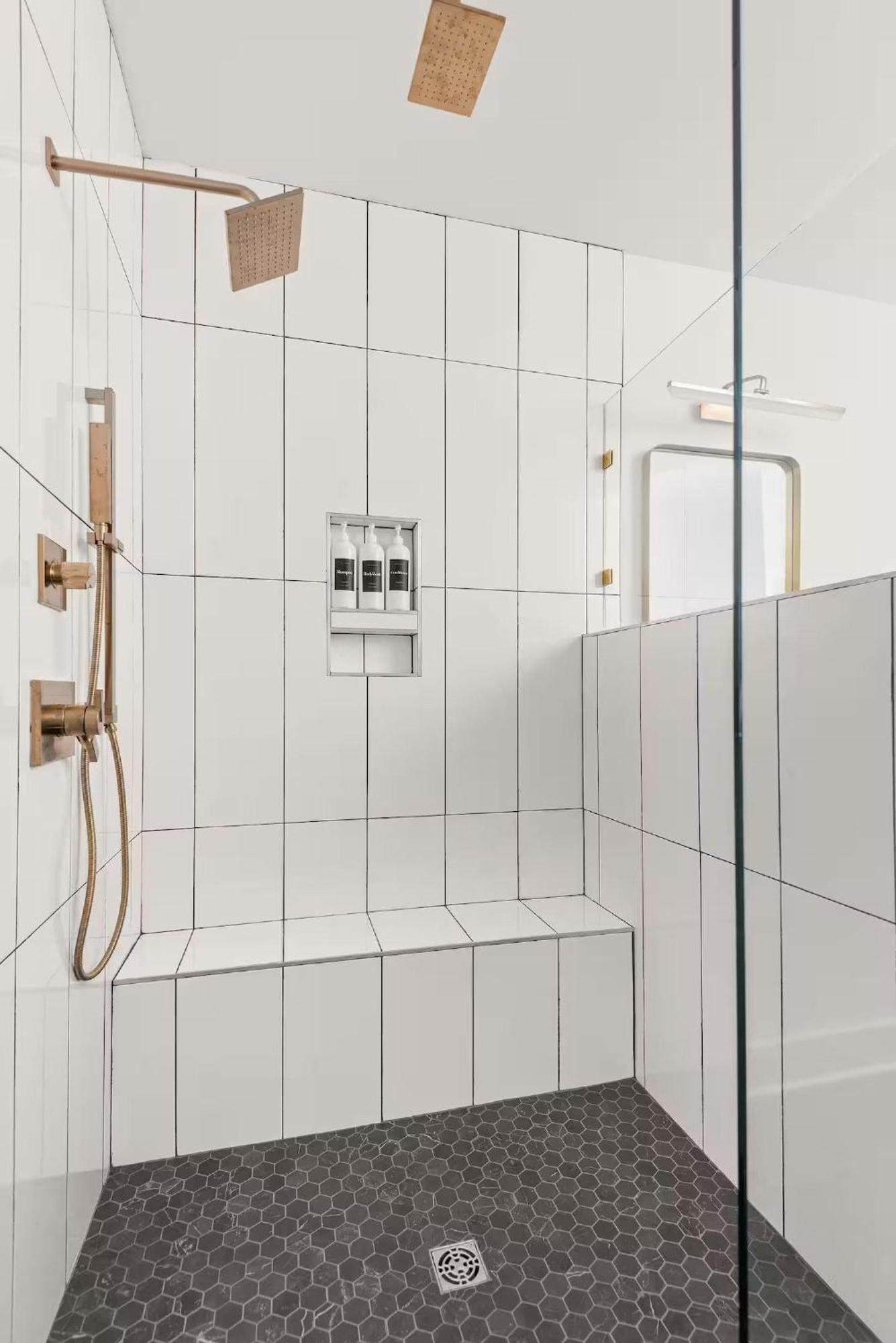 Modern Palette - Private Patio - Mins To Broadway Holiday home *