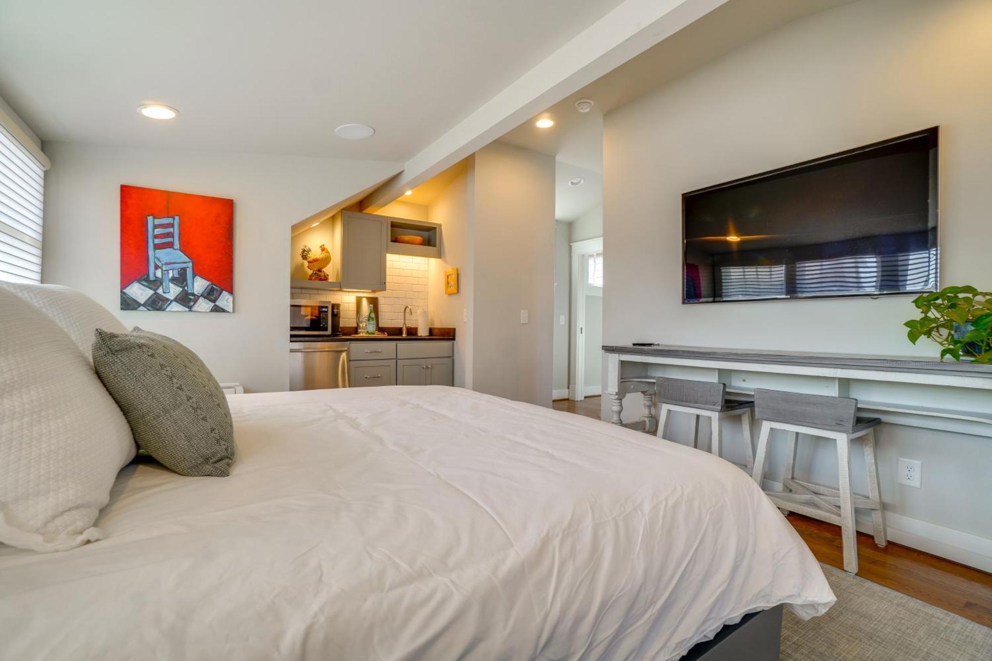 Apartment 1 Mi To Centennial Park, Couple's West End Retreat *