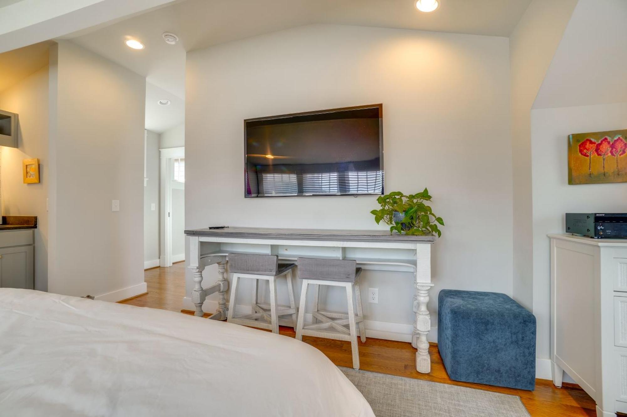 1 Mi To Centennial Park, Couple's West End Retreat Apartment *