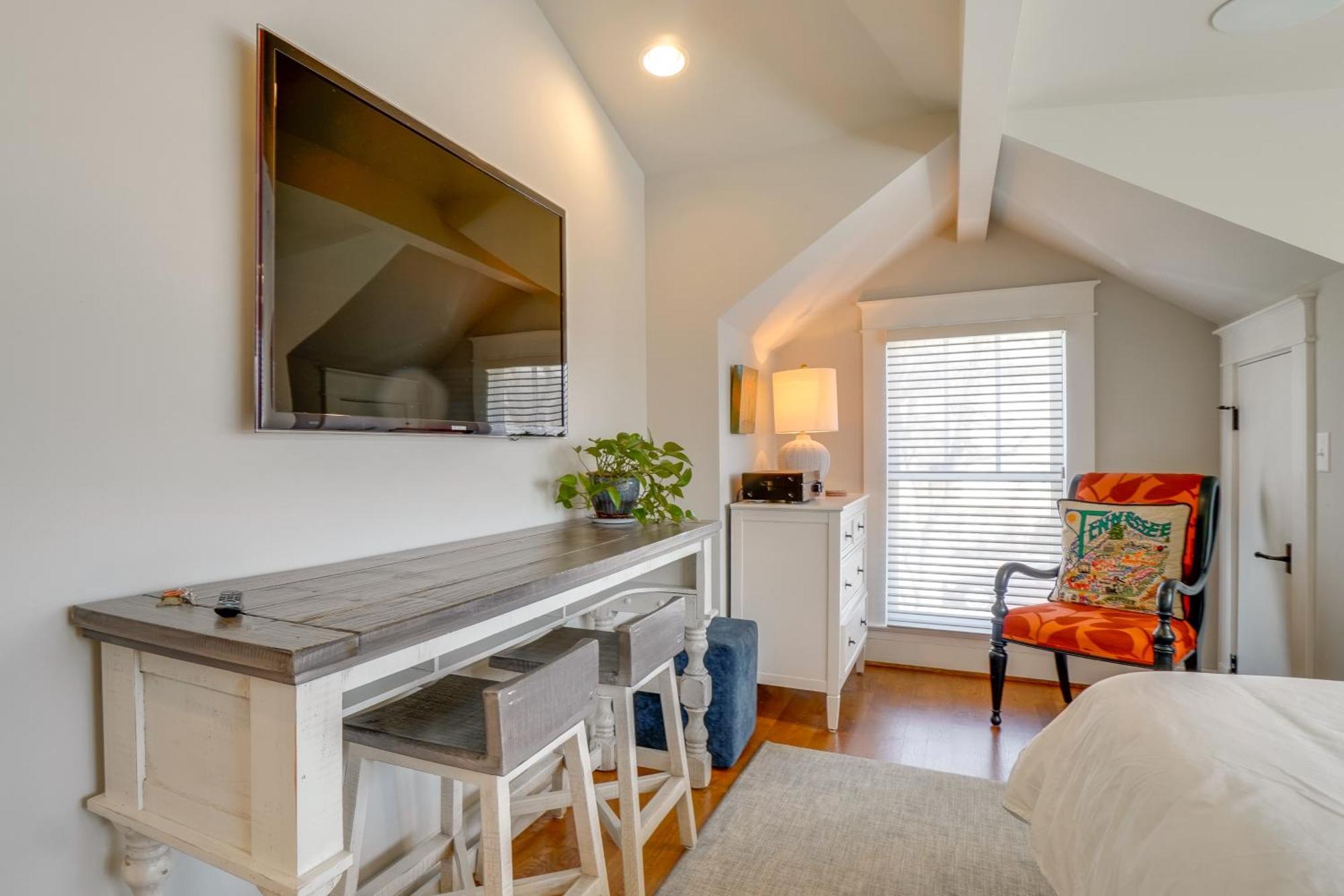 Apartment 1 Mi To Centennial Park, Couple's West End Retreat *