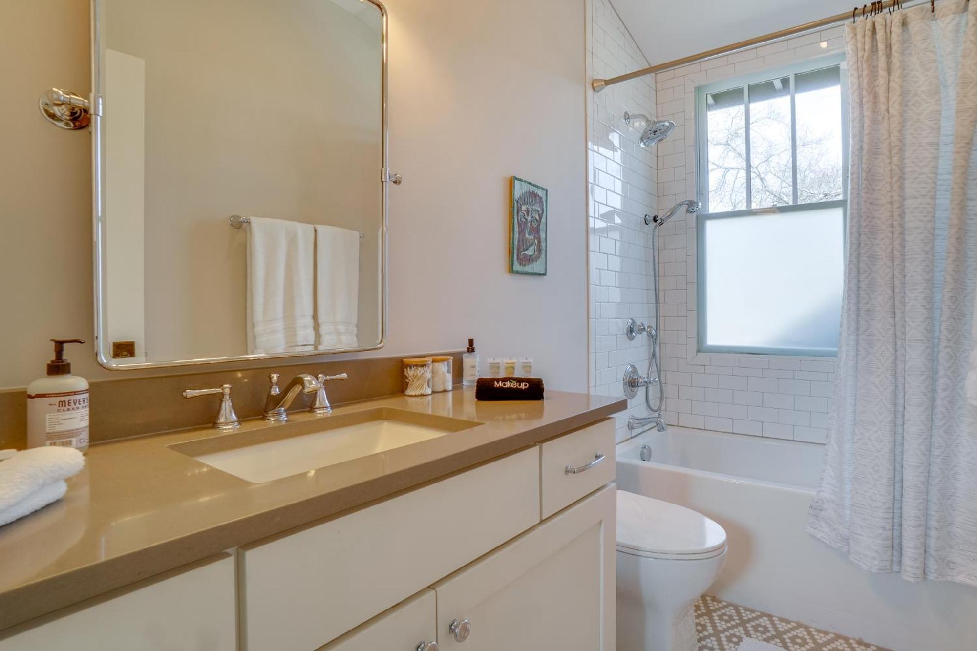 Apartment 1 Mi To Centennial Park, Couple's West End Retreat Nashville