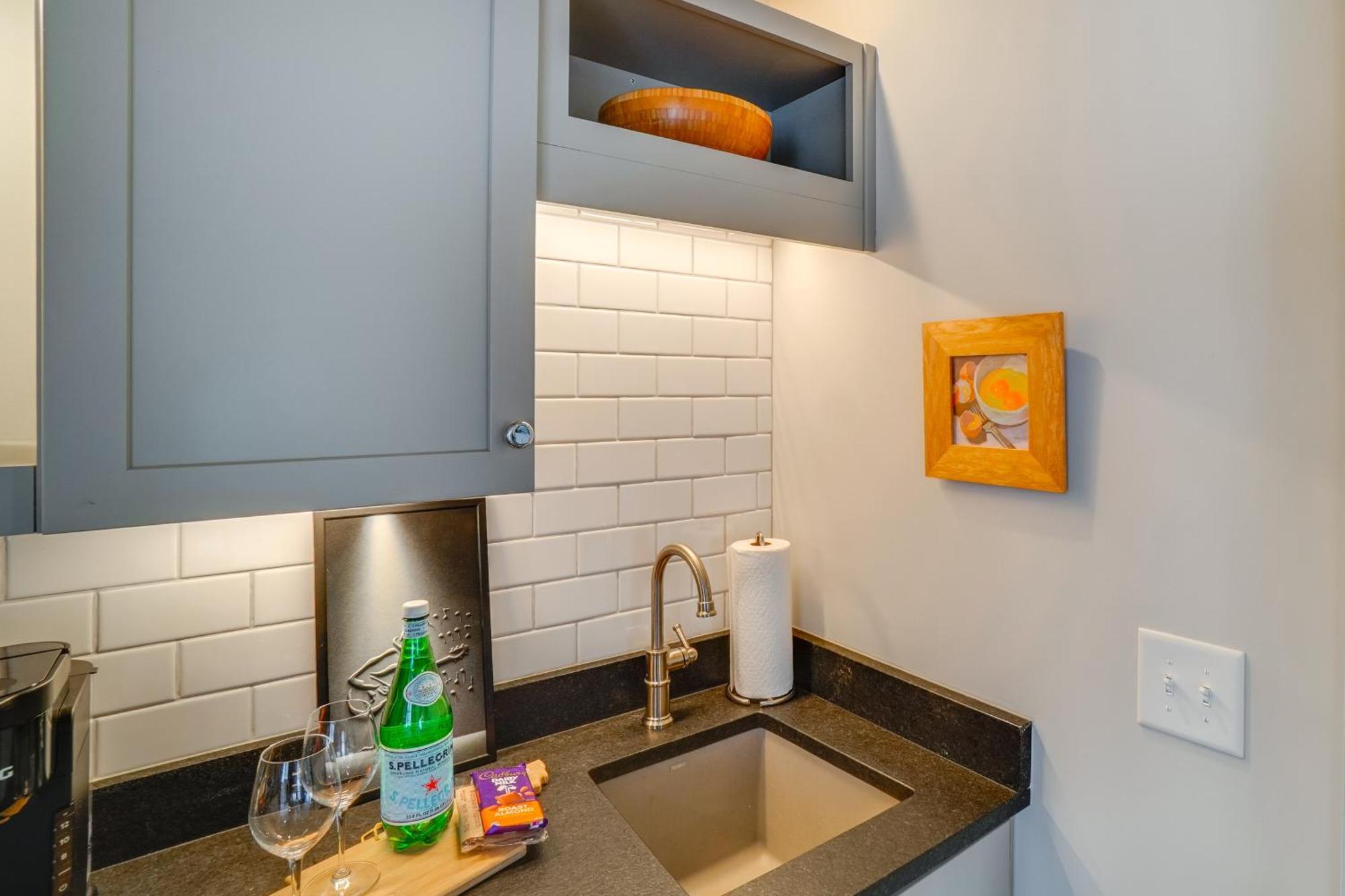 Apartment 1 Mi To Centennial Park, Couple's West End Retreat *