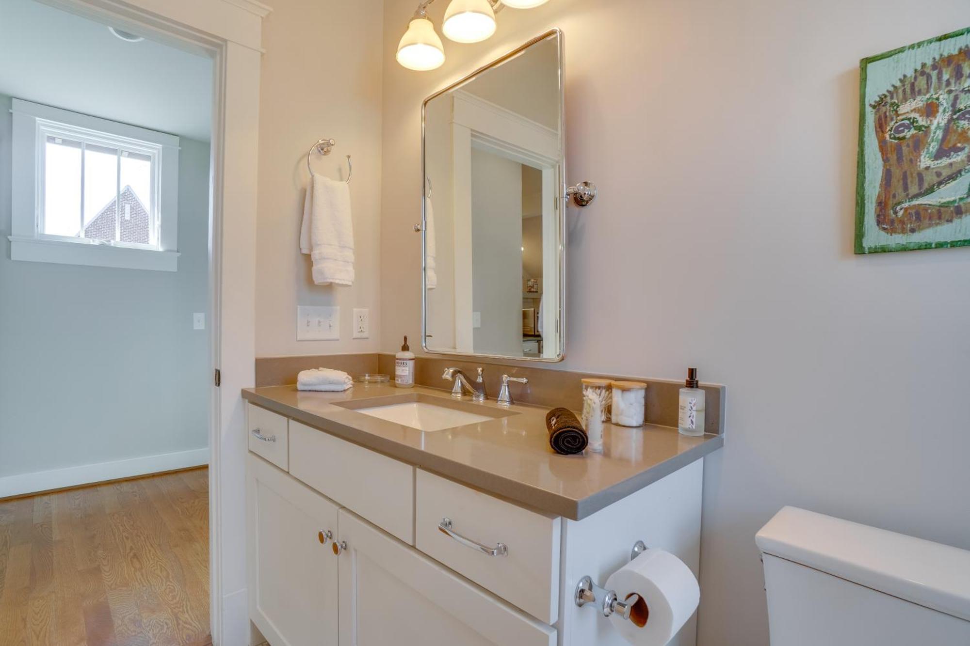 Apartment 1 Mi To Centennial Park, Couple's West End Retreat