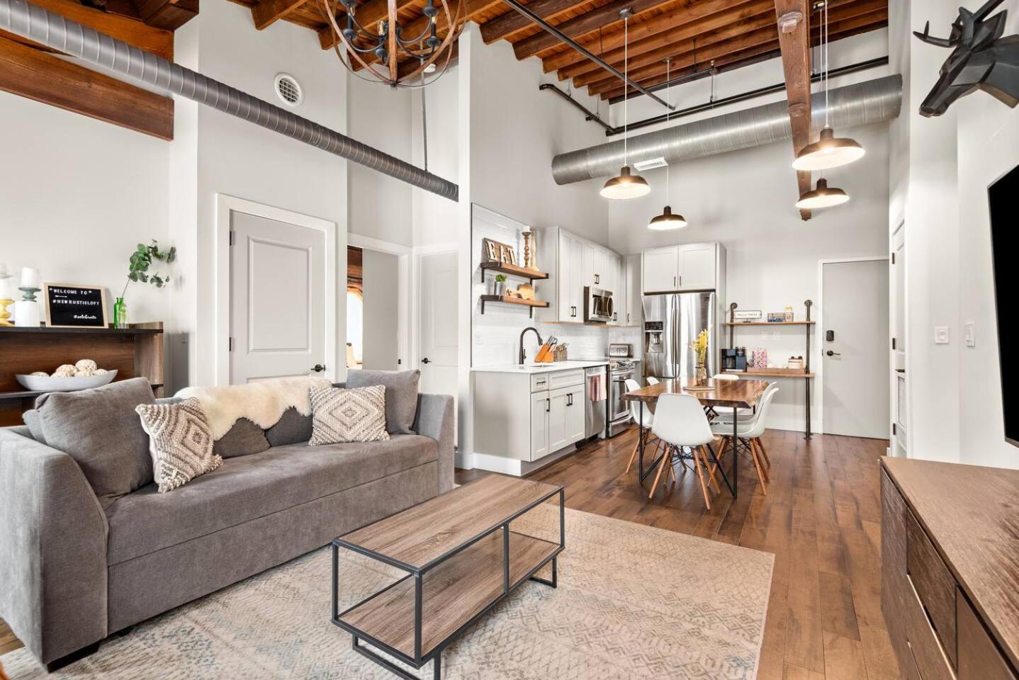 Apartment Rustic Loft W/ Speakeasy & Pool | Near Broadway *