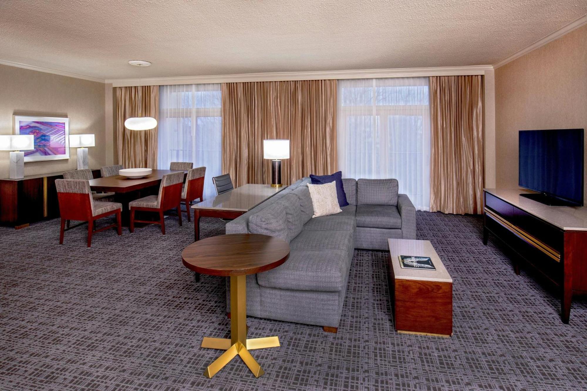 Sheraton Music Airport 4*