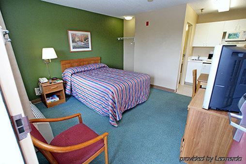 Hometowne By Red Roof - Airport/briley Pkwy Hotel