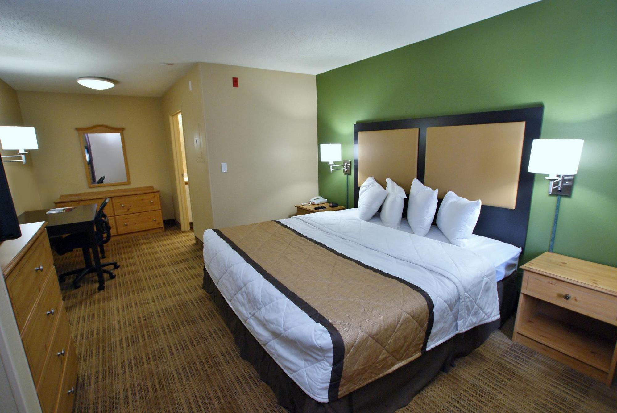 Hotel Extended America - - Airport - Music