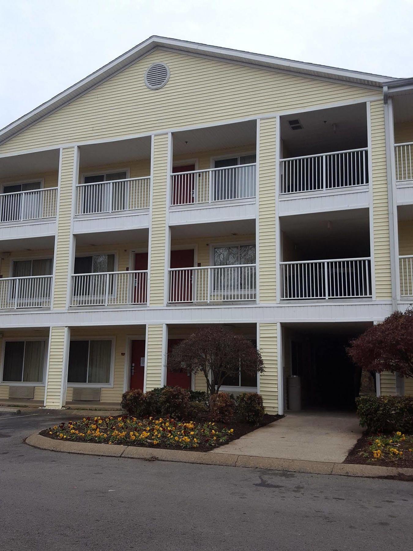 Hotel Hometowne By Red Roof - Airport/briley Pkwy