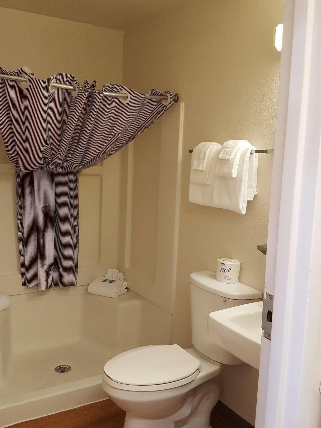 Hometowne By Red Roof - Airport/briley Pkwy Nashville