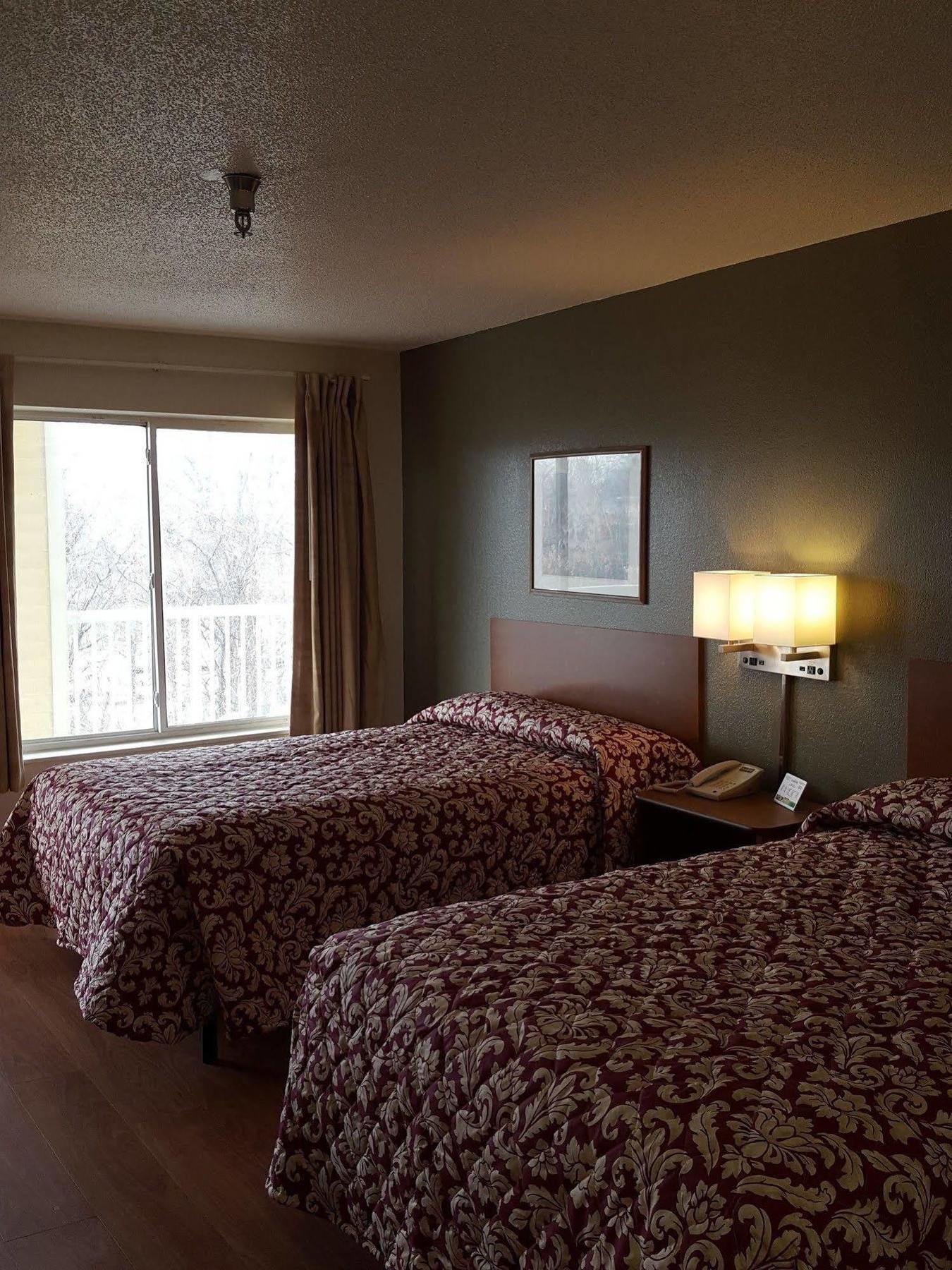 Hometowne By Red Roof - Airport/briley Pkwy Hotel