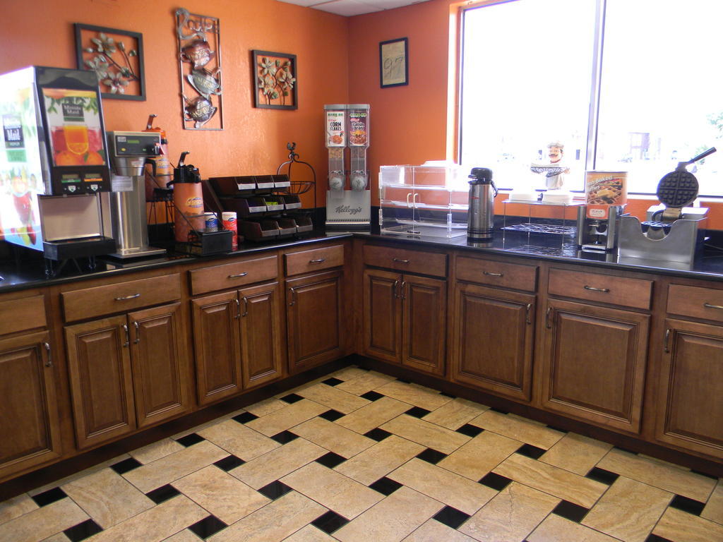 Days By Wyndham Airport East Hotel