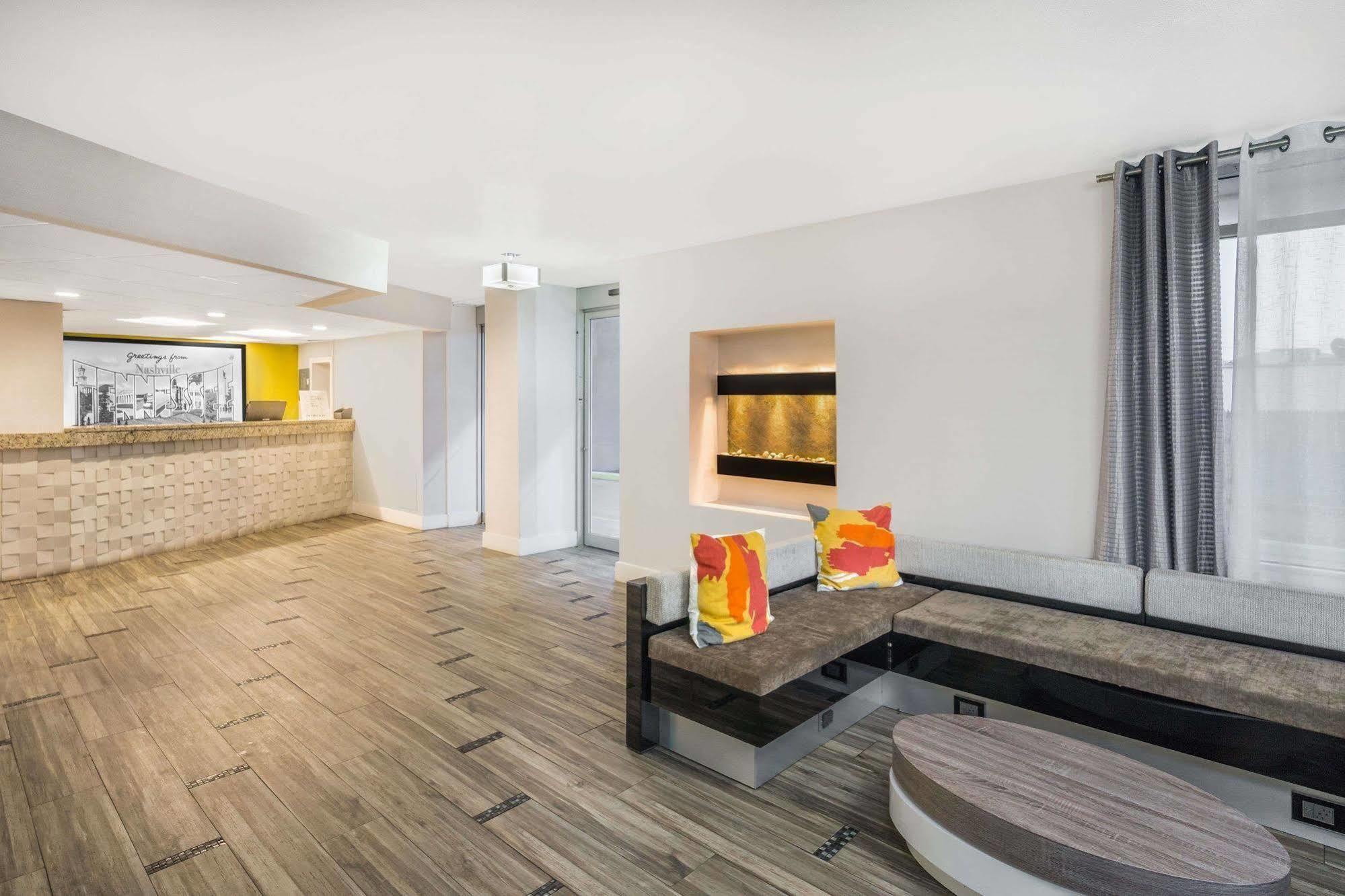 Super 8 By Wyndham Downtown Hotel