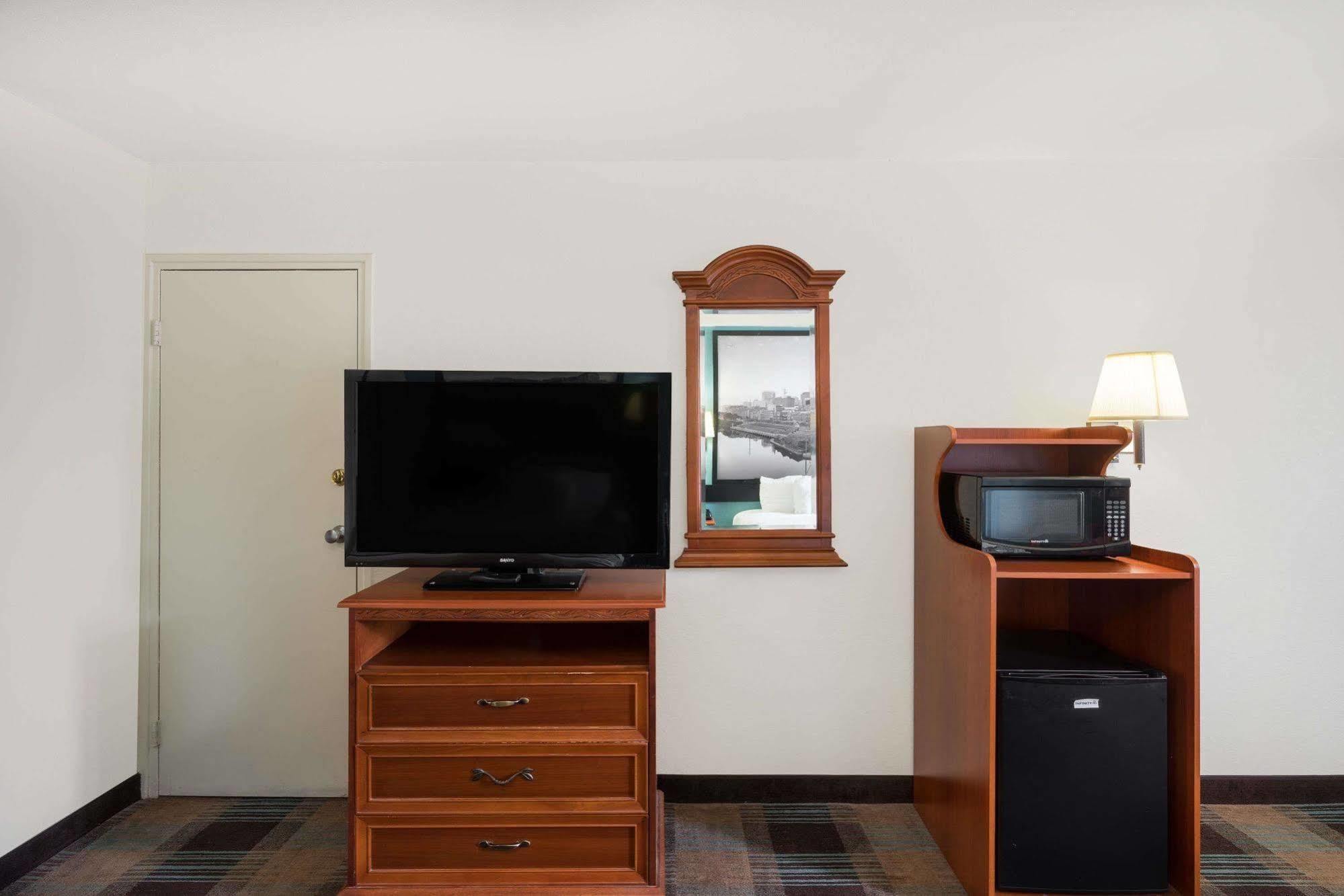 Super 8 By Wyndham Downtown Hotel Nashville