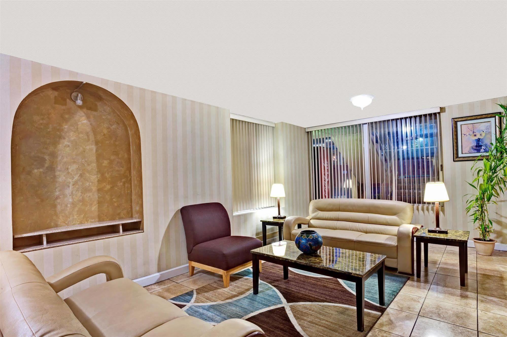 Super 8 By Wyndham Downtown