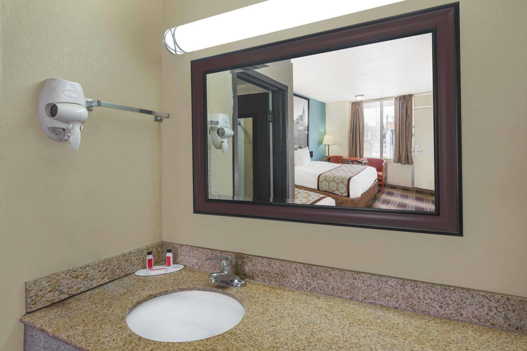 Super 8 By Wyndham Downtown