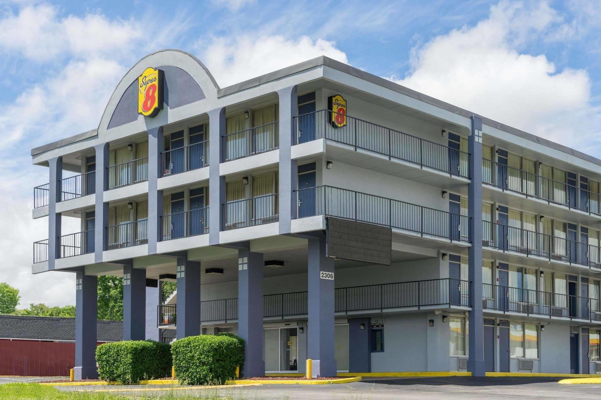 Super 8 By Wyndham Downtown 2*