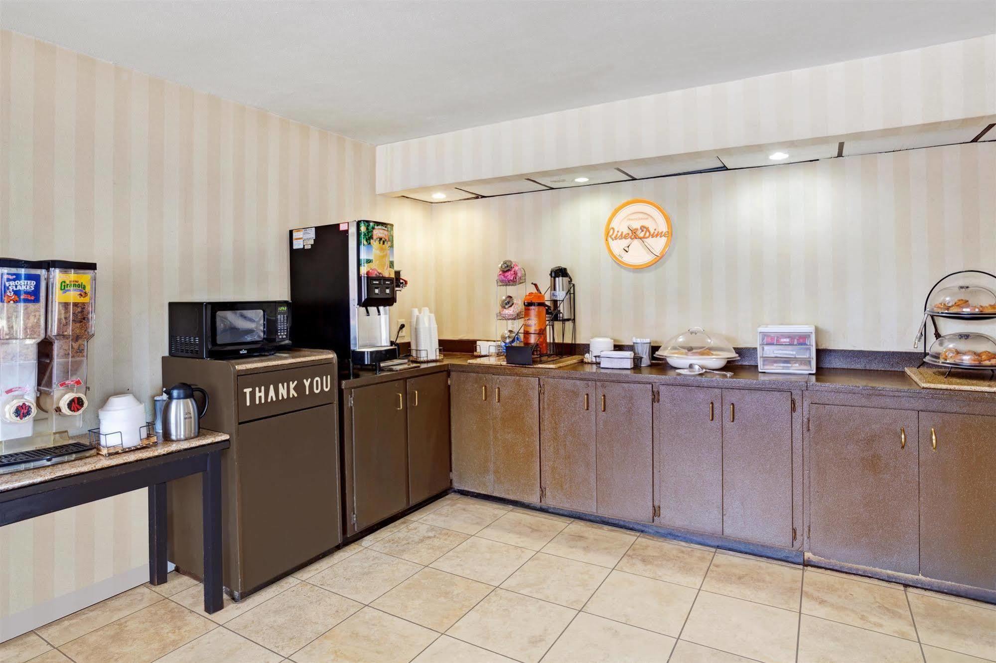 Super 8 By Wyndham Downtown Hotel 2*
