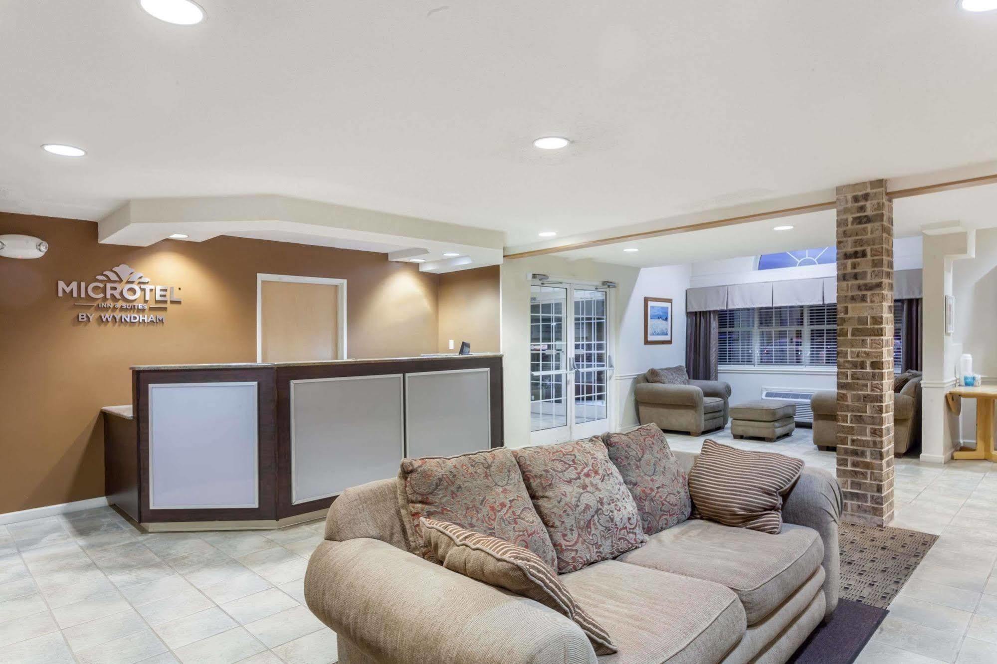 Microtel & By Wyndham Hotel 2*