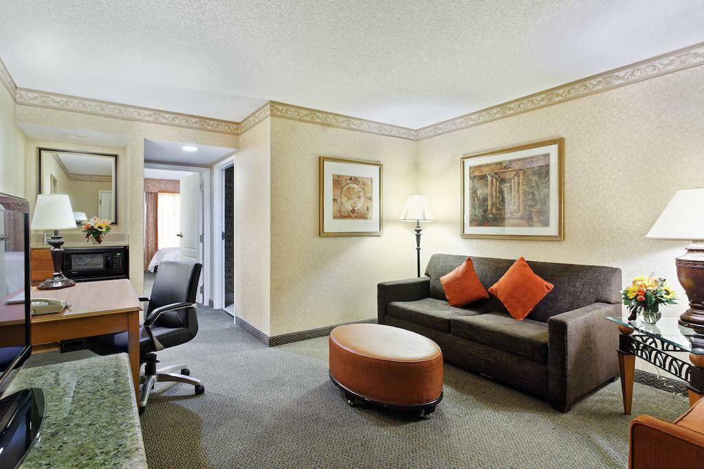 Hotel Embassy - At Vanderbilt 3*
